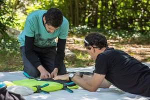 Un élève et son instructeur discute au dessus d'un parachute de BASE jump.