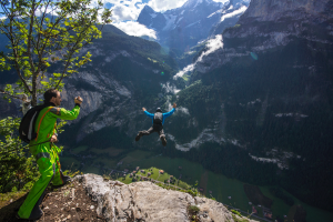 Un instructeur film le départ d'un élève en stage de BASE jump.